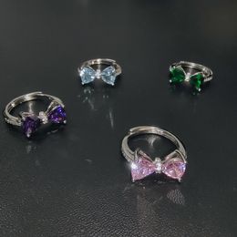 Anillo de apertura de nudo Hip Hop Bow con un anillo de diamantes brillante y ligeramente engastado, anillo de lujo ligero del diseñador