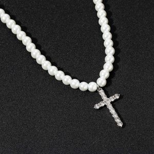 Hip-hop croix perle artificielle clavicule tempérament lumière luxe hommes et femmes amoureux collier chaîne de chandail