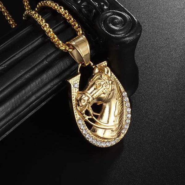 Hip Hop Ice Out Golden Horse Head Pendant Pendant Collier pour hommes Personnalité Charme Fashion Rock Party Bijoux 240323