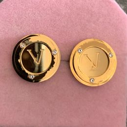 Hip hop hombres niño lujo 15 mm logotipo original del diseñador grabar letra gruesa V pendiente del perno prisionero 18 k oro 316L pendientes de acero inoxidable mujer niña joyería del partido nunca se desvanecen