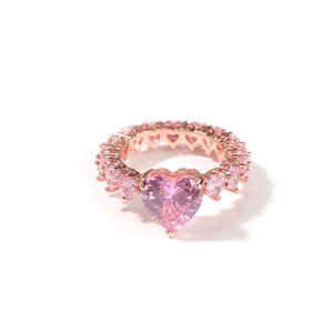 Hip Hop Iced Out Roze Zirkoon Stenen Ringen Charm Liefde Hartvorm Trouwringen voor Vrouwen Bling Sieraden Gift