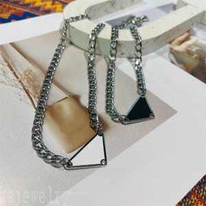 Hip Hop Womens Luxe designer kettingen voor tienermeisjes trendy tiktok emailwitte driehoek tag klassieke letters patroon ketens hanger heren ketting zb011 e23