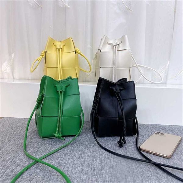 Bolsos de hombro de cadera Bolso de cubo tejido Nueva tendencia Bolso de cuero Mujeres Bolsa de teléfono móvil simple Diseño de nicho Cordón para mujer 240311