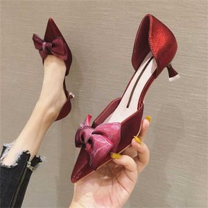Chaussures féminines de sandale d'été hip Célébrité Sandales à talons hauts Hollow pointu à nœud arc mince chaussures robes de banlieue 240228