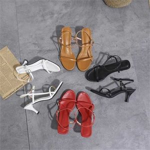 Hip Summer Sandaal Sandaal Dames Simple Solid Color Round Head One Line Buckle Strap Thin Heel High Fashion Sandals 240228