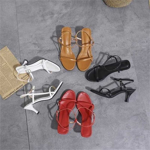 Hip Summer Sandal Womens Simple Solid Color Round Heavy One Line Correa de hebilla Sandalias de alta moda 240228