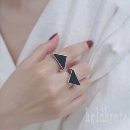 HIPHOP Designer Rings Triangle -vormen Liefdesring voor vrouwen modieuze email uniek modern hebben glanzende gepolijste zilveren ringaccessoires Pretty ZB040 F23