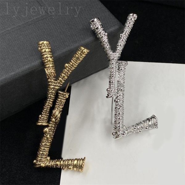 Hiphop diamant broche designer luxe broches hommes alliages bijoux populaire créatif plaqué or lettre rétro femmes broche laiton anniversaire cadeau ZB042 C23