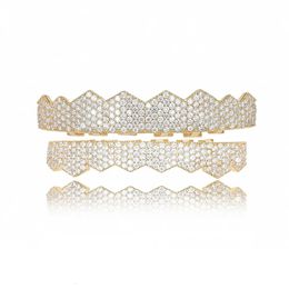 Hiphop Iced Out 5A Zircon dents Grilles Sigle pour hommes Gold Color Cumbic Zirconia 8pcs Tooth Top Bottom Charms Grills Cover 240428