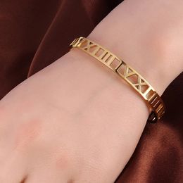 HIYEE vendre Design classique 3 couleurs beau et élégant creux chiffres romains Bracelets Bracelets en acier inoxydable bracelet 240313