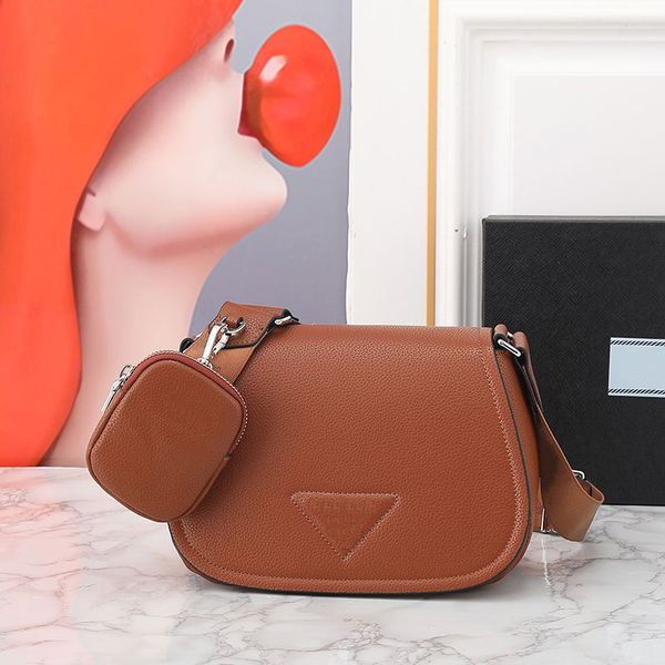 Bolso Hobo Diseñador Tres en uno Bolso cruzado 1BD293 Para mujer Patrón de piel de venado de alta calidad Bolso de hombro triangular de piel de vaca Bolso Bolso de sillín de hombre marrón clásico