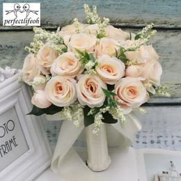 Tenant des fleurs bouquet de mariage de rose naturelle artificielle avec ruban de satin de soie rose blanc champagne demoiselle d'honneur fête de mariée 240308