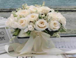 Tenant des fleurs bouquet de mariage rose naturel artificiel avec une demoiselle d'honneur en satin de soie.