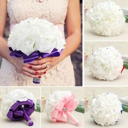 Tenendo PE Flowers bouquet da sposa con rose artificiali con nastro di seta champagne per la festa nuziale in più colori 231127