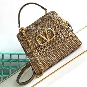 Holds Stud Tote Summer Handbags Event Bags 2024 Vlogoo Nieuwe V-knopontwerper Kleurrijke holle tas Handheld Crossbody Fashionable Valentinos vslings 64B7