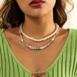 Collar de clavícula con cuentas de arroz de colores de estilo festivo, collar de perlas de imitación con letras simples y versátiles para mujer