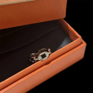 Anillo de diseñador hueco joyería para hombre anillo de banda de lujo moda anillos de boda simples para mujeres chapado sin deslustre plata resplandeciente zh167 E4