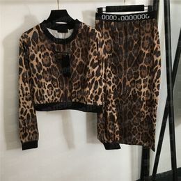 Conjuntos de vestido con capucha y estampado de leopardo para mujer, sudaderas de estilo corto, Tops, correas con letras, faldas de cintura alta, dos piezas