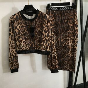 Ensemble de robe à capuche imprimé léopard pour femmes, sweat-shirt de Style court, hauts en sangle avec lettres, jupes taille haute, deux pièces