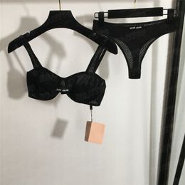 Les soutiens-gorge en filet en filet creux ensemble la lingerie sexy pour les femmes du design Sling Bra triangle Briefes sous-vêtements respirants