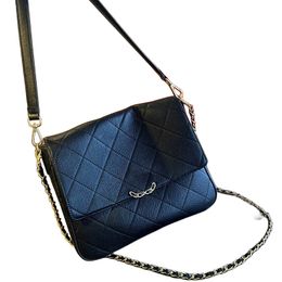 Uitgehold embleem Dames Flap Crossbody Tas Goud Hardware Luxe Handtas Gematelasseerde ketting Leer Trend Stijlvolle koffer Klassiek Draagbaar Pochette Sleuteletui 28CM