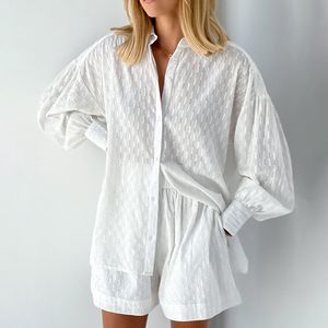 Niche jacquard ajourée chemise de costume française à manches longues 2024 printemps et été nouveau short design décontracté pour femmes avec une touche de blanc