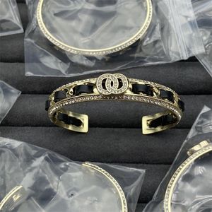 Bracelet de luxe creux en cuir avec lettres, bracelet de créateur, bijoux pour femmes, cadeaux de fête, simple, tendance, plaqué argent, or, joli célèbre zb107