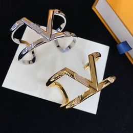 Bracelet ouvert lisse en forme de V avec diamant étincelant ajouré pour hommes et femmes, cadeaux de Couple, bijoux de créateur