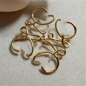 Hollow pins broche designer sieraden voor vrouwen goud sier letter brochs heren klassiek merk borstpin pak jurk ornament