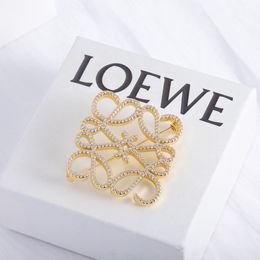 Pins huecos Broche Joyería de diseñador de lujo para mujeres Brochs de letra de plata de oro