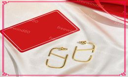 Palabras huecas Pendientes Moda Titanio Acero Studs para Lady Luxurys Diseñadores Pendientes Mujeres Goldcolor V Letra Triángulo Eari8131061