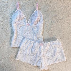 Home Vêtements Gaono Fairy Coquette 2 pièces Set Y2K Lace Floral V cou Camis Crop Tops Shorts sexy Voir à travers le pyjamas Femmes Loungewear