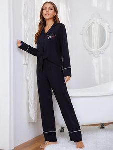 Accueil Vêtements Hiver Lettre Imprimer Pyjamas Ensemble Femmes Manches Longues Solide Noir Vêtements De Nuit Doux Boutonné Loungewear Pjs Vêtements De Nuit S-XL