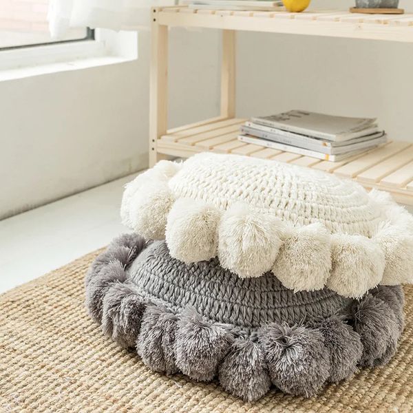 Décor à la maison canapé oreiller tapis de yoga repose-mains décoration de chambre d'enfants oreiller rond pompon pompons tricoté coussin rond beige 231220