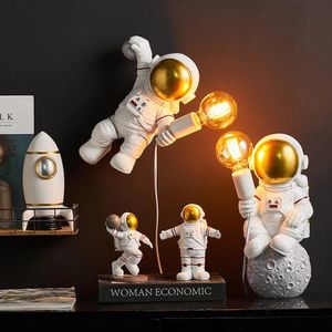 Home Decoratie Accessoires Creative Astronaut Wall Lamp Modern Simple Living Room Slaapkamer Hanging Ornament Resin Crafts Cadeau 240424