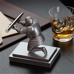 Home Decoration Desktop Hanger Figurine Executive Soldier Knight Pen Stand Holder Support Pen Bureau Bureau Armor Hero Stand 240323