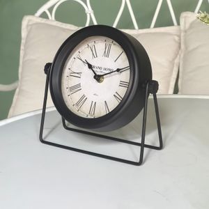 Décoration de maison Vintage Rustique Black Color Round Metal Table Clock Horloge 240410