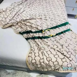 Home moderne dekens hoge kwaliteit vloerkleed mode volwassen baby merk luxe ontwerper casual letterpatroon deken flanellen gooi deken 02