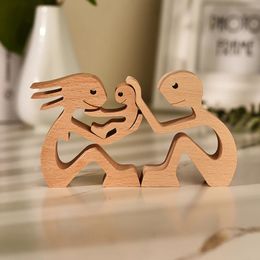 Ornement de maison en bois Couple Figurine famille Statue décoration Mini sculpture modèle salon bureau bureau décor fête des mères cadeaux 240124