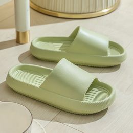 Accueil sandales et pantoufles été intérieur lumière fond doux salle de bain bain diapositives amoureux chaussures de plage noir blanc jaune Mules vert tongs résine curseurs