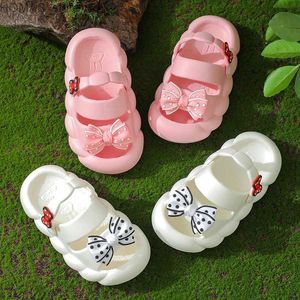 home shoes Été Bow bébé pantoufles pour enfants pantoufles froides intérieur antidérapant fond souple confort mignon bébé trou chaussures filles maison diapositives Y240401