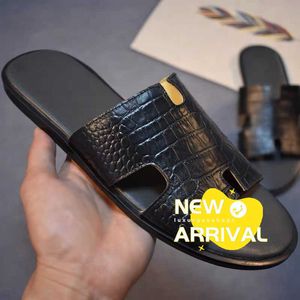 Les pantoufles et les sandales à domicile peuvent être portées à l'extérieur des pantoufles masculines 2024 Nouvelle tendance en cuir droit de la mode en cuir porte des sandales à l'extérieur en été