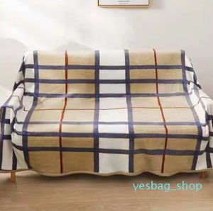 Textiles de maison Couvertures Velours Anti-boulochage Drap de lit portable Jeté de canapé Luxe Conduite en plein air Chaud Couverture de créateur Tissu polaire corail Portable