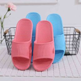 Accueil Femme Pantoufles Sandales d'été 2022 Salle de bain intérieure Diapositives antidérapantes Chaussures pour hommes Mules Chaussures de créateur de mode Dropshipping Y220412