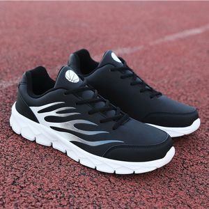 Chaussures faites maison Mode Flame Baskets de luxe Courir en chaussures rouges Sport pour hommes hommes Baskets femmes marque Made Black White China taille 39-44