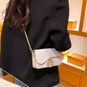 Chaîne en cuir véritable de Hong Kong pour femmes dans un nouveau sac carré à bandoulière unique haut de gamme, bandoulière d'été, petites ventes directes d'usine