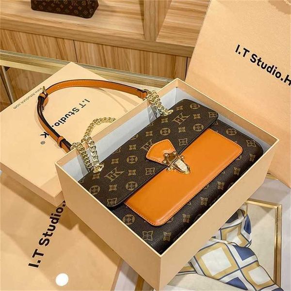 Hong Kong Véritable Cuir Presbytie Simple Épaule Aisselles Femmes Été Cent Straddle Messenger Chaîne Sac 2023 Nouvelle Tendance B60