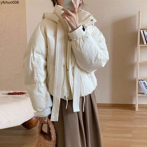 Chaqueta de pato blanco con capucha para mujer Diseño de moda de invierno corto con cintas y pequeños panes {categoría} 9RPL