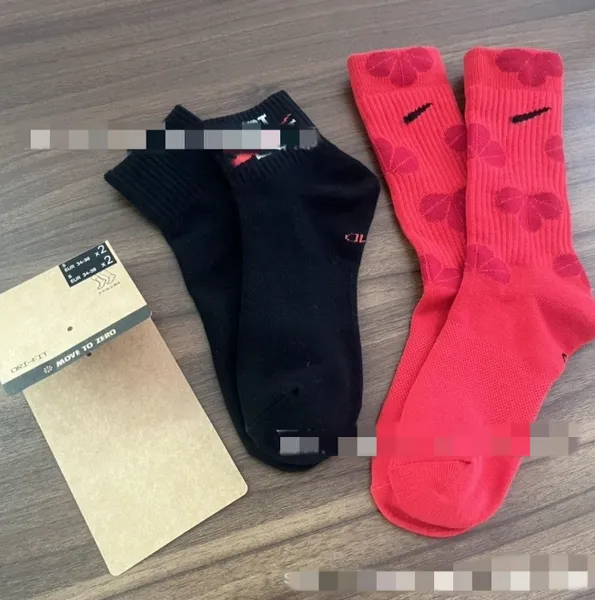 Crochet Homme et Femme Chaussettes Quatre Saisons Chaussette Mince Nouvel An Rouge Deux Paires Paquet Haut Tube Chaussettes À La Mode Jogging Chaussette De Sport