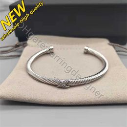 Hook Silver Twisted Bangle Fashion Fashion Men Bracelets Pulsera de encanto de 5 mm Mujer Diseñador de cable Joyas para hombres Exquisito Accesorios de joyería simple Mujeres IS9J